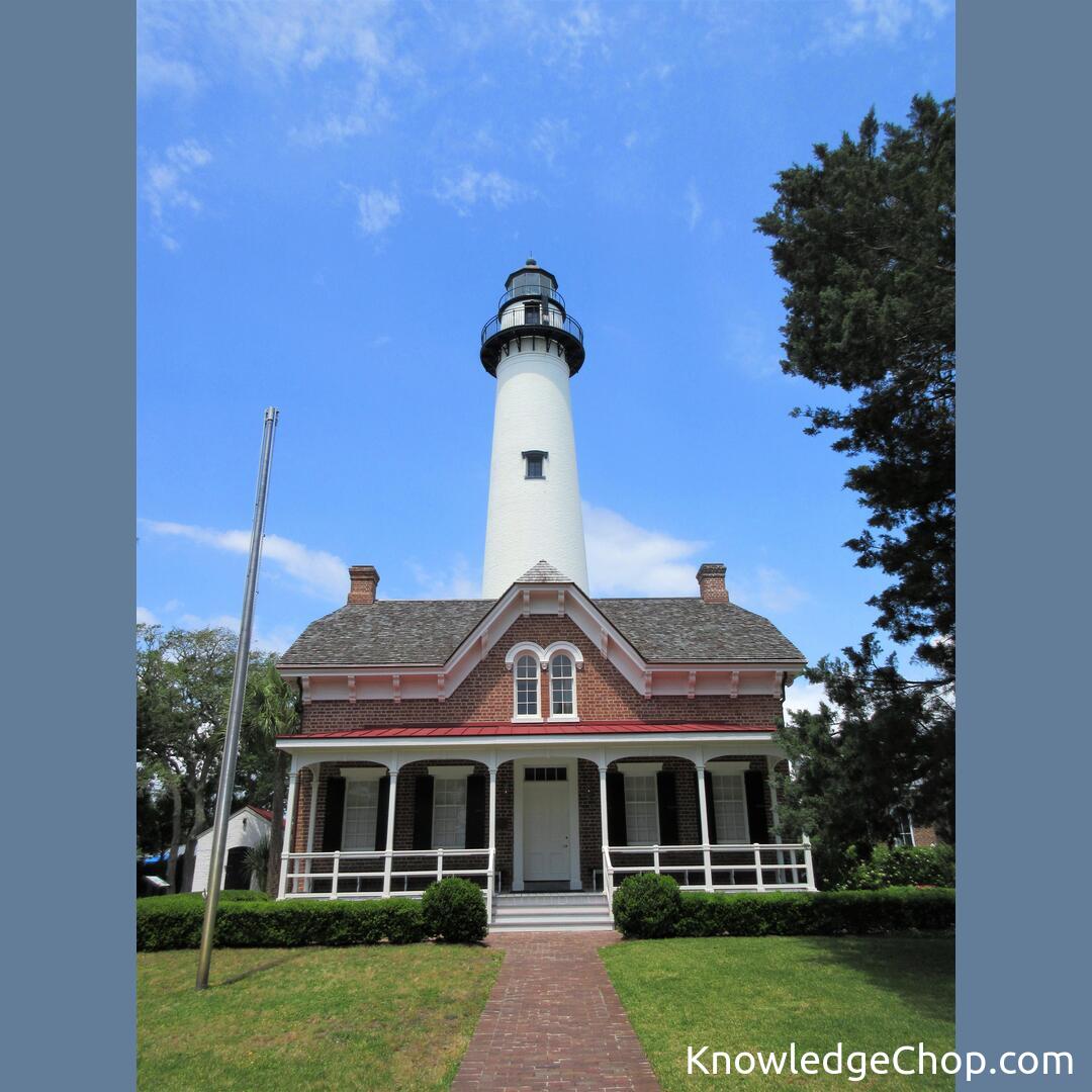 Historic lighthouse on St. Simon Island, Georgia | 🥷 Knowledge Ninja